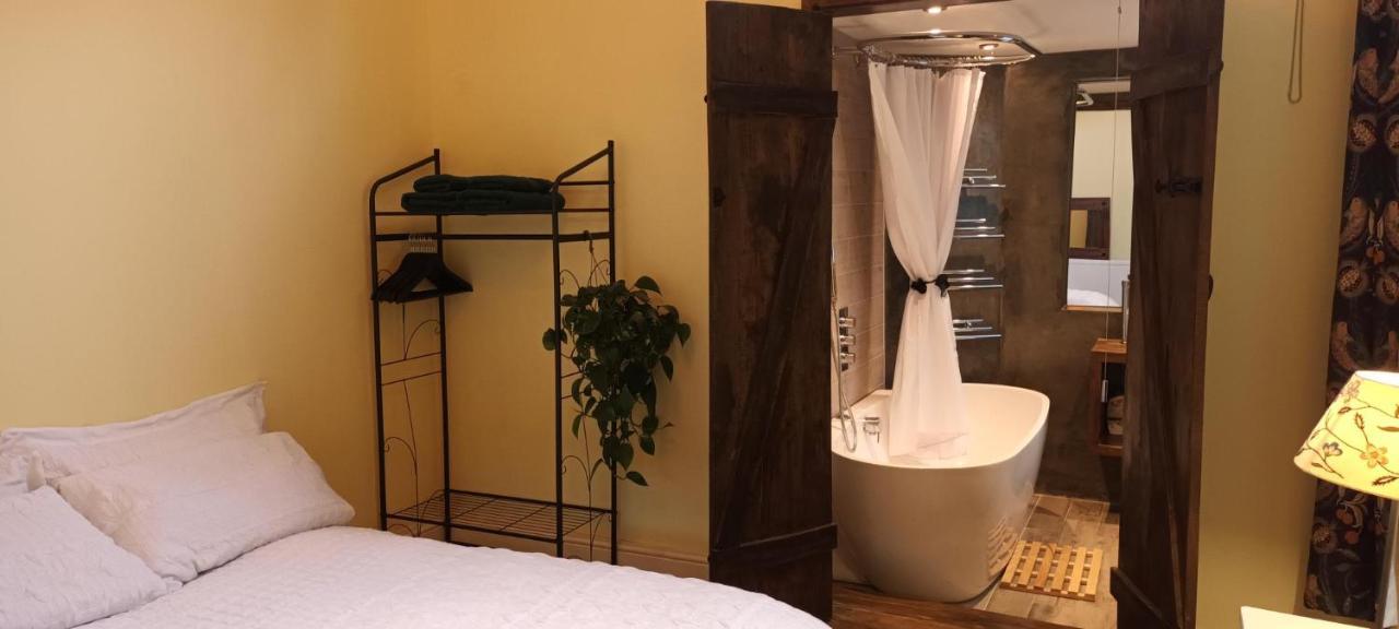 Room With Luxury Private Bathroom & Independent Entrance Near Tube Лондон Экстерьер фото